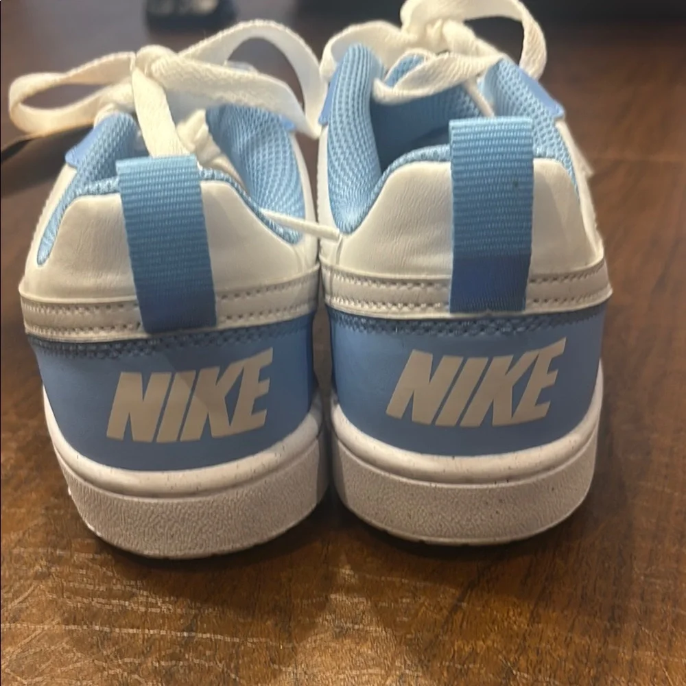 Nike Kids Low-Top Sneaker - White & Light Blue size 4 unisex